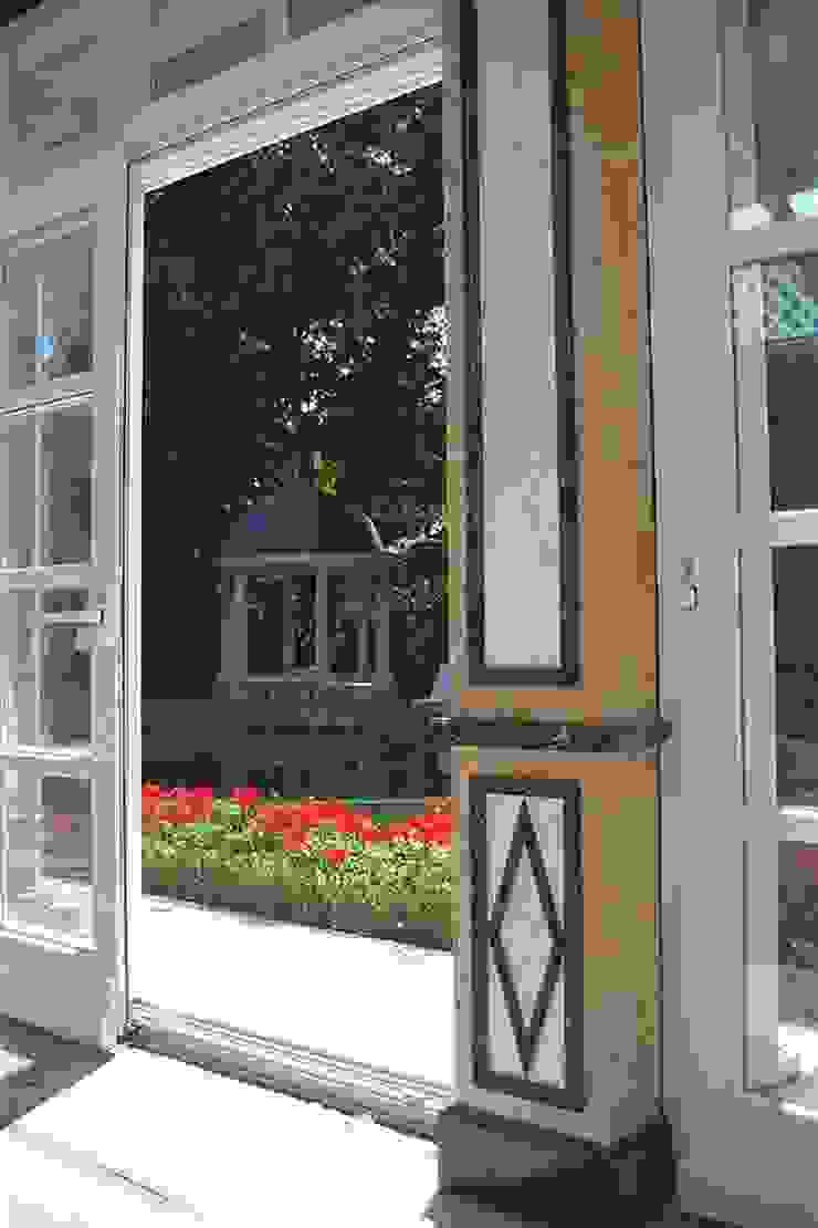 Marmormalerei eines Pilasters im Schwimmbad Illusionen mit Farbe Flur, Diele & TreppenhausAccessoires und Dekoration