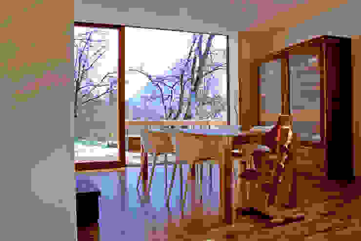 Modern dining room by PBEB architetti Modern