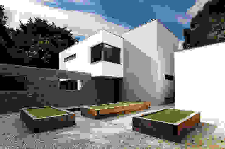 AR Design Studio- Abbots Way AR Design Studio Taman Modern