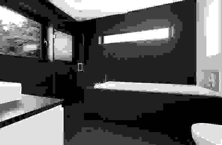 AR Design Studio- The Medic's House, AR Design Studio AR Design Studio Moderne Badezimmer