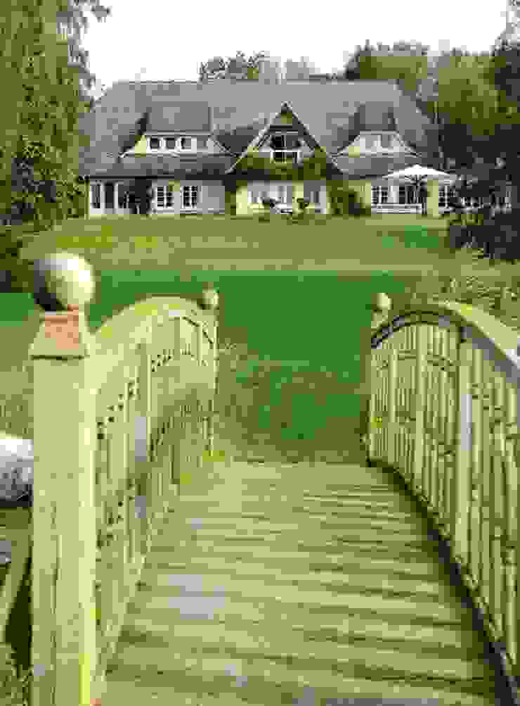 THORA TOWN & COUNTRY Casas de estilo clásico