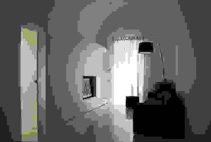 CM house Salas de estar mediterrâneas por (dp)ªSTUDIO Mediterrâneo