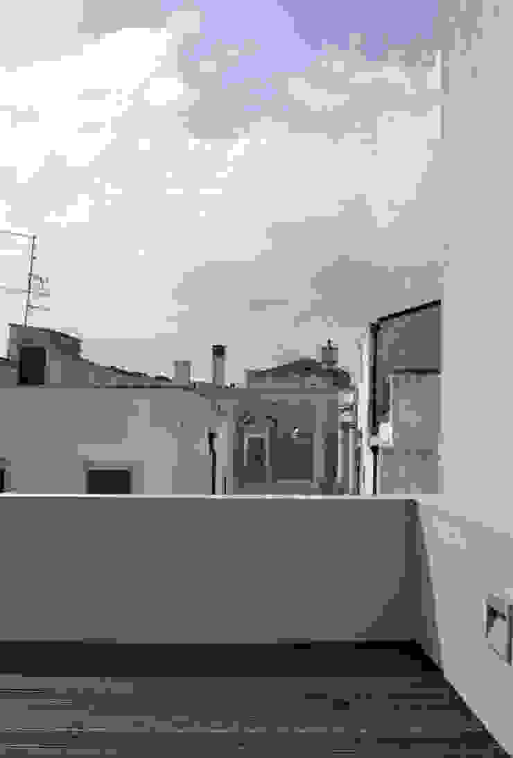 terrace Varandas, alpendres e terraços mediterrâneo por (dp)ªSTUDIO Mediterrâneo