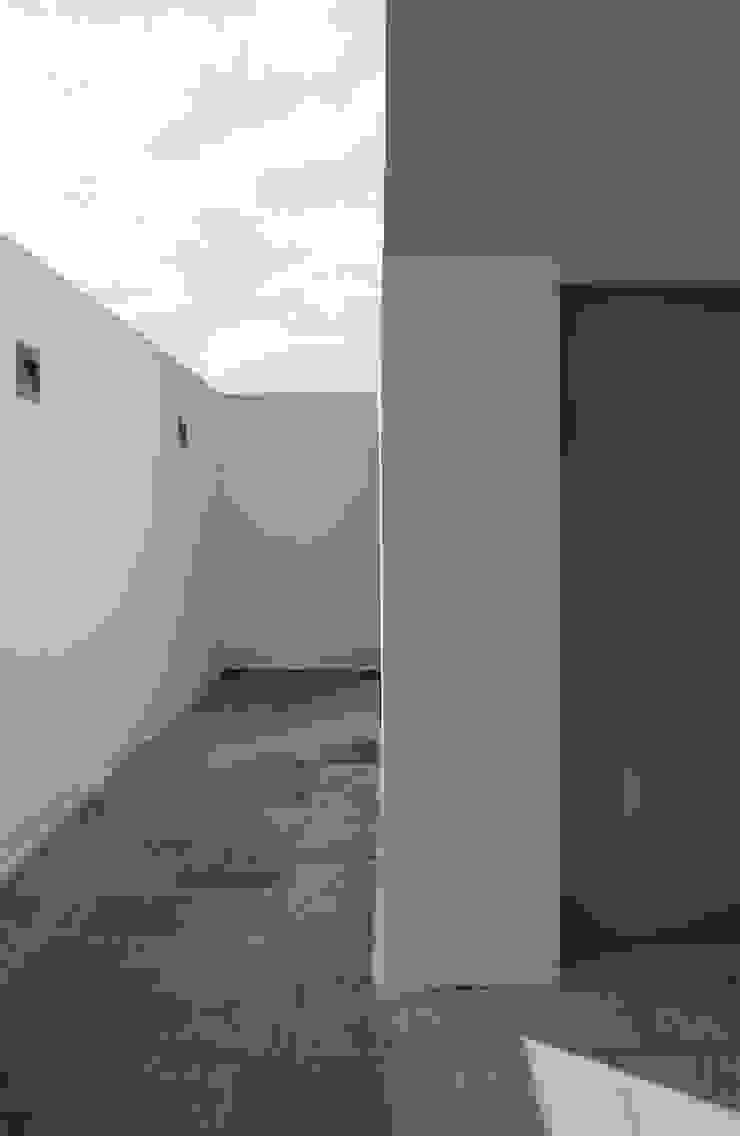 On the roof Varandas, alpendres e terraços mediterrâneo por (dp)ªSTUDIO Mediterrâneo