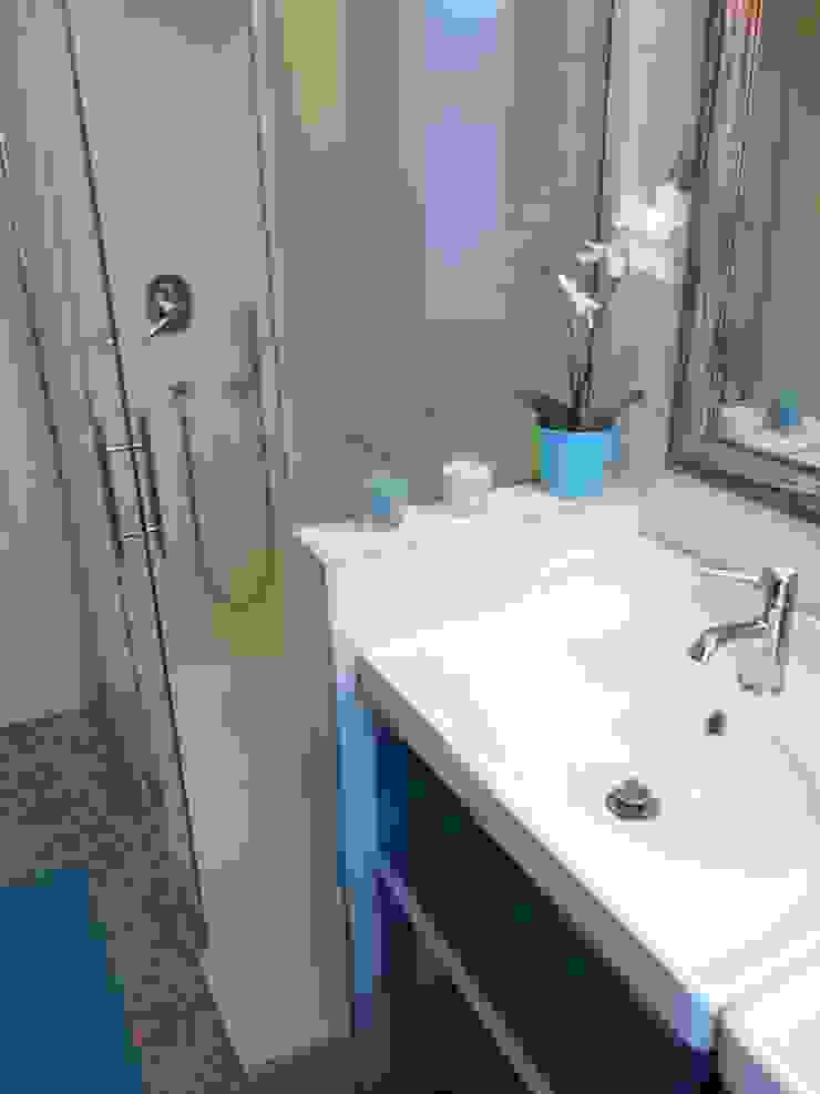 Reforma de baño: azul turquesa y baldosas impresas de mosaico