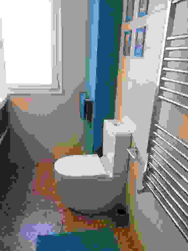 Reforma de baño: azul turquesa y baldosas impresas de mosaico