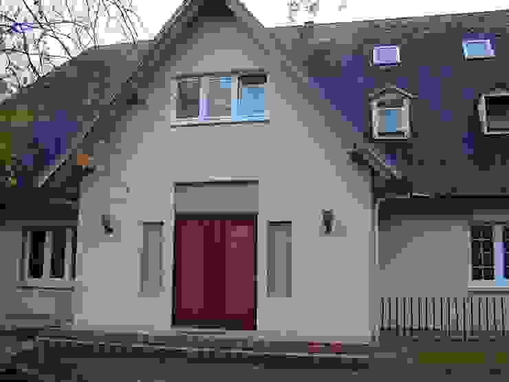 THORA TOWN & COUNTRY Casas de estilo clásico