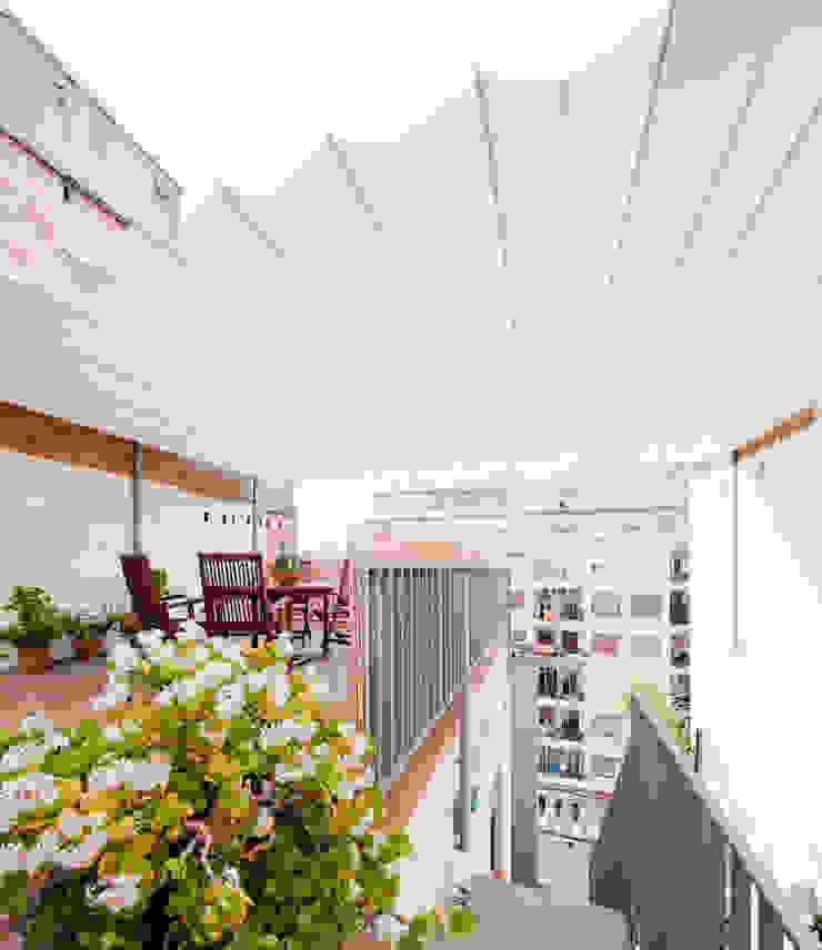 Reforma de una vivienda en la c/ Urgell, Anna & Eugeni Bach Anna & Eugeni Bach Balcony, veranda & terrace