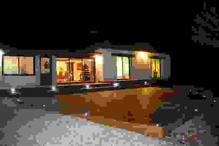 Holzterrassen mit integrierter Beleuchtung BS - Holzdesign Moderner Garten Fenster,Pflanze,Gebäude,Haus,Straßenbelag,Sicherheitsbeleuchtung,Wohngebiet,Tür,Tönungen und Schattierungen,Fassade