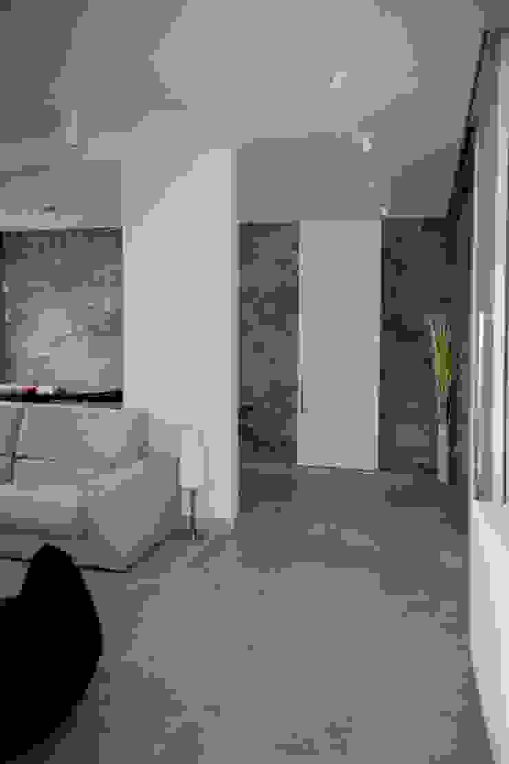 Corredores, halls e escadas modernos por msplus architettura Moderno