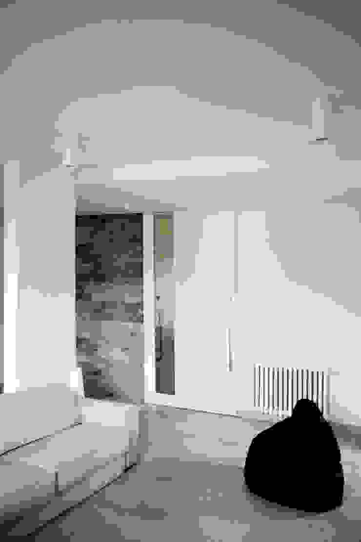 Salas de estar modernas por msplus architettura Moderno