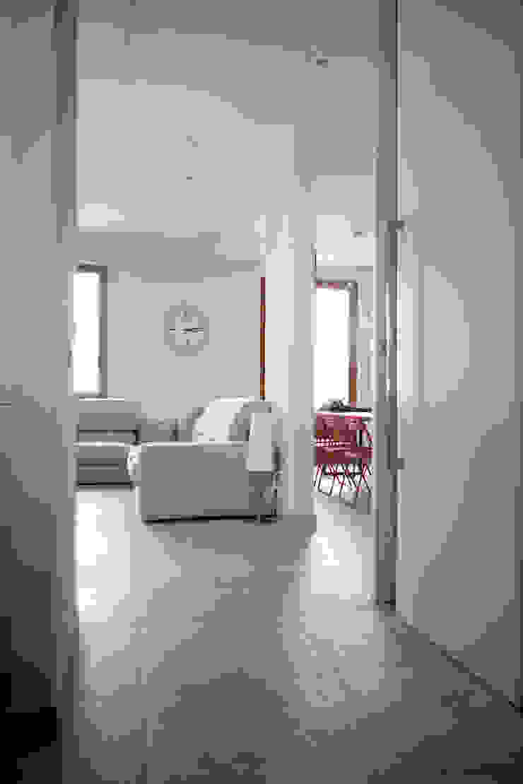 Salas de estar modernas por msplus architettura Moderno