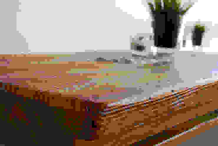 Couchtisch Granit - Designmöbel aus antikem Holz, woodesign Christoph Weißer woodesign Christoph Weißer Living roomSide tables & trays
