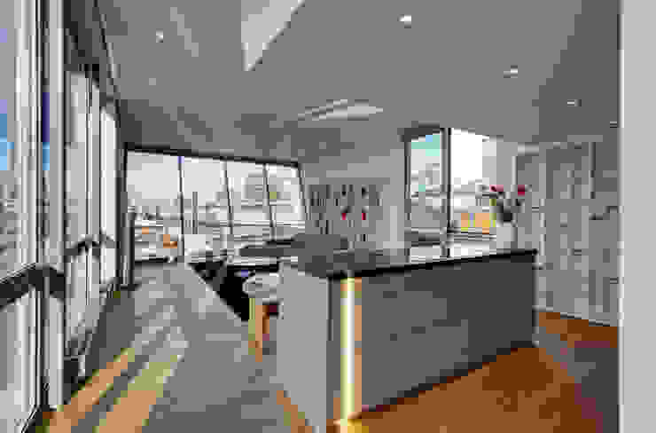 FLOATING HOMES Salas de estilo ecléctico