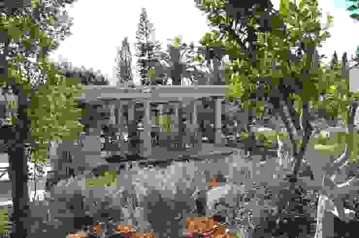 Villa in Tel Aviv Giardino eclettico di Scultura & Design S.r.l. Eclettico