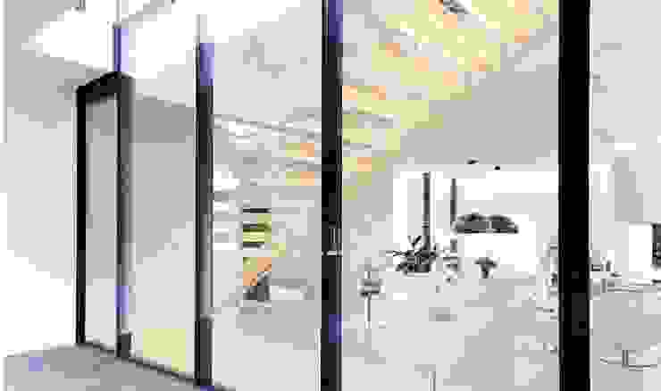 monovolume architecture + design Pasillos, vestíbulos y escaleras de estilo moderno