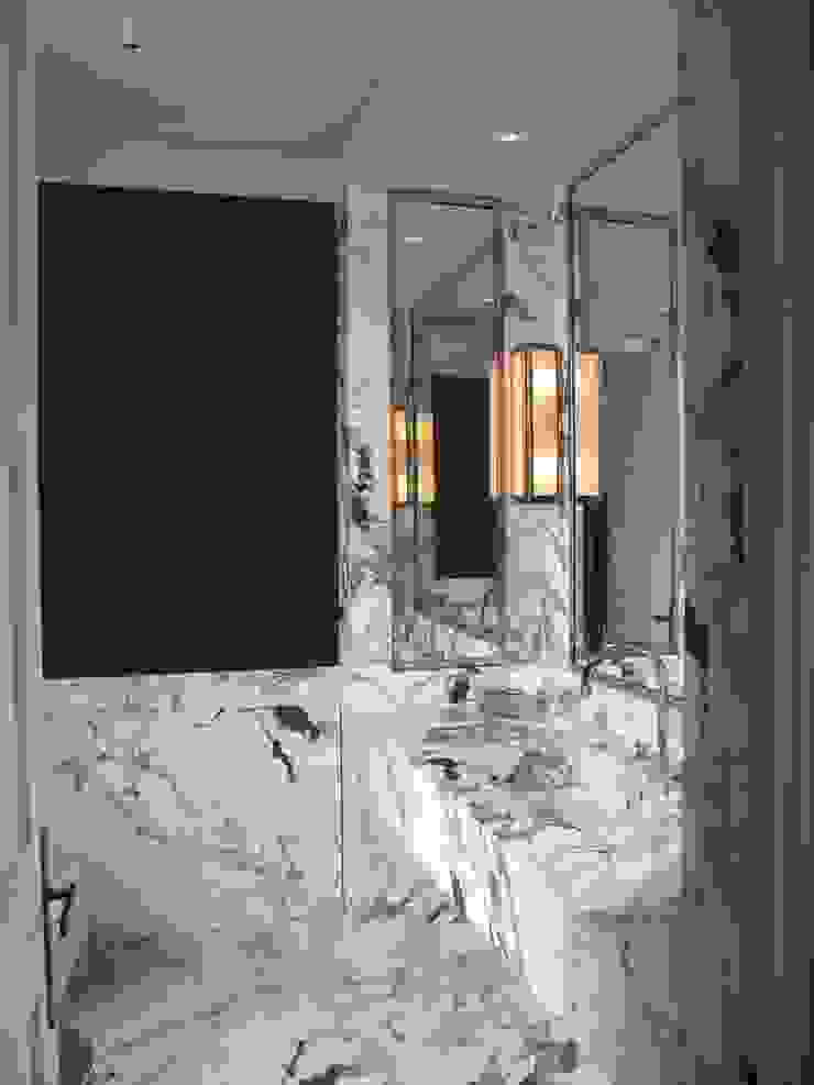 Chelsea Apartment Bagno moderno di TLA Studio Moderno