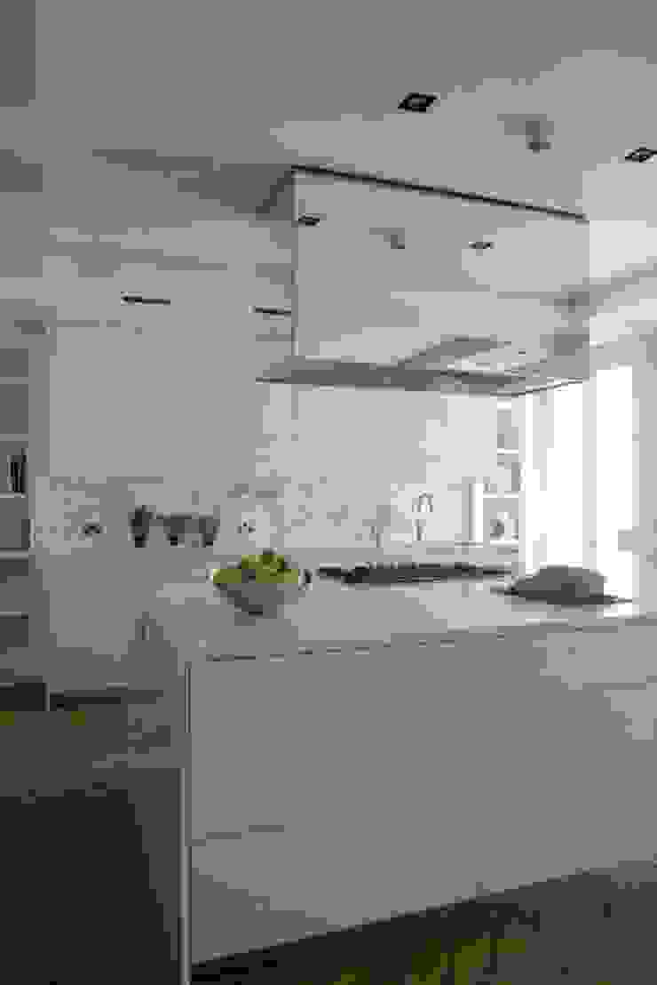 Chelsea Apartment Cucina moderna di TLA Studio Moderno