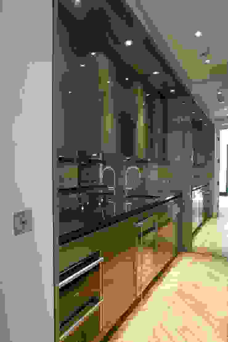 Chelsea Apartment Cucina moderna di TLA Studio Moderno