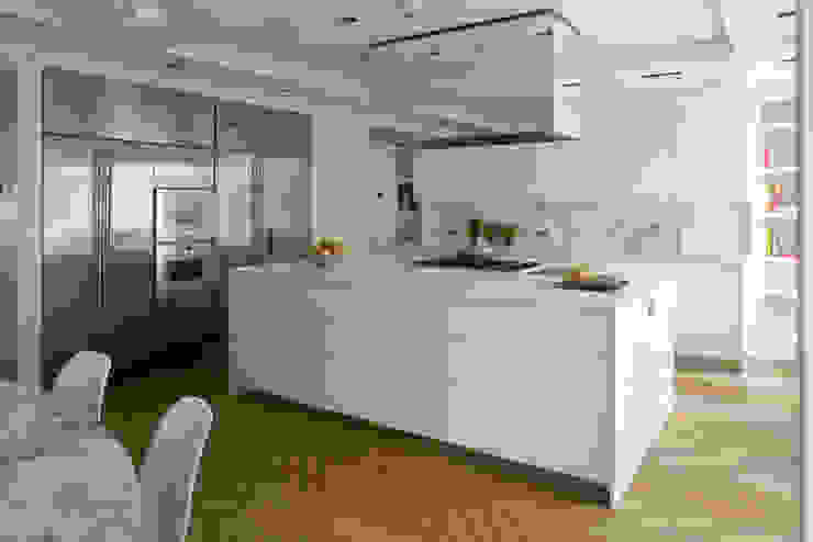 Chelsea Apartment Cucina moderna di TLA Studio Moderno
