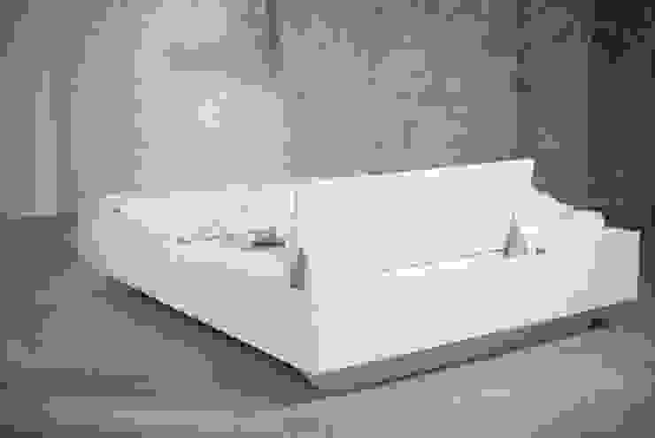 Bett Luke homify SchlafzimmerBetten und Kopfteile Massivholz Weiß