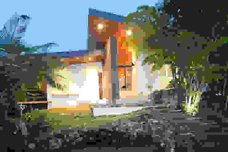 PAVONES SURF LODGE Filippo Ratini architetti Case moderne