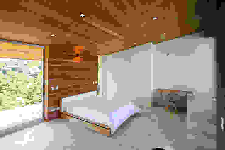 PAVONES SURF LODGE Filippo Ratini architetti Camera da letto moderna