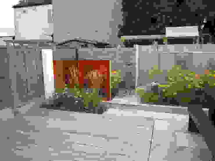 Cómo arreglar un patio pequeño con terraza, jardín y área de juegos