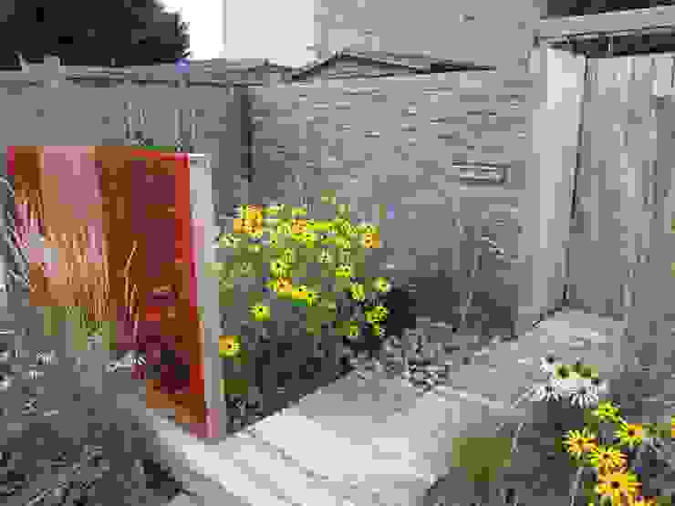 Modern Family garden in North London, Earth Designs Earth Designs Modern Garden