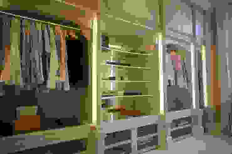 DRESSING ROOM FOR PRIVATE CLIENT, 2A Design 2A Design Ankleidezimmer im Landhausstil