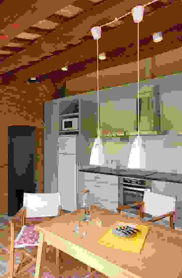 Proyecto iluminación, restauración de una casa rústica de OutSide Tech