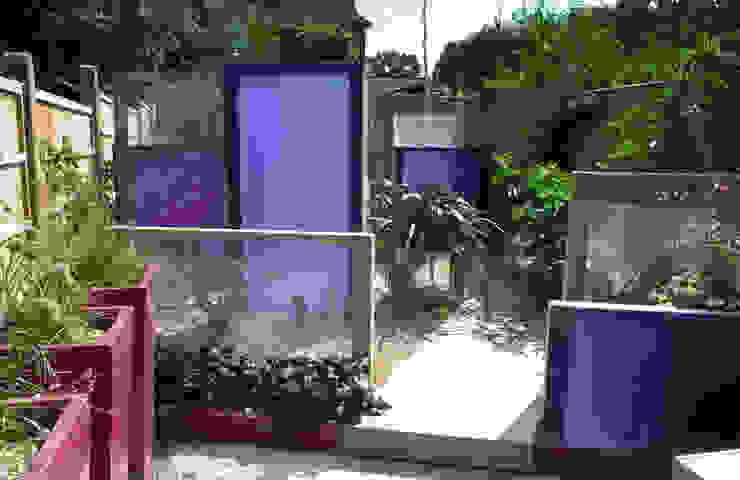 Party garden in Sevenoaks, Kent Giardino moderno di Earth Designs Moderno