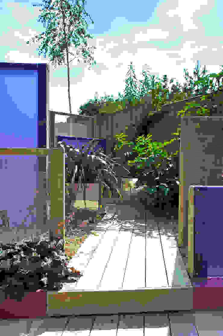 Party garden in Sevenoaks, Kent Giardino moderno di Earth Designs Moderno