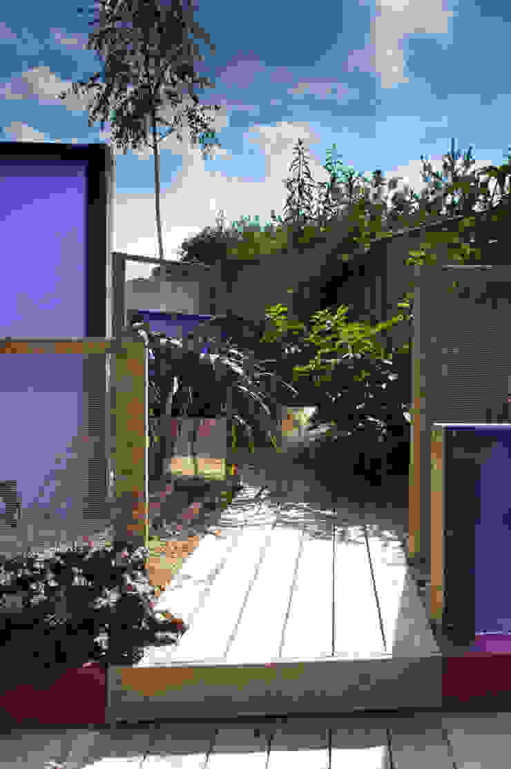 Party garden in Sevenoaks, Kent Giardino moderno di Earth Designs Moderno