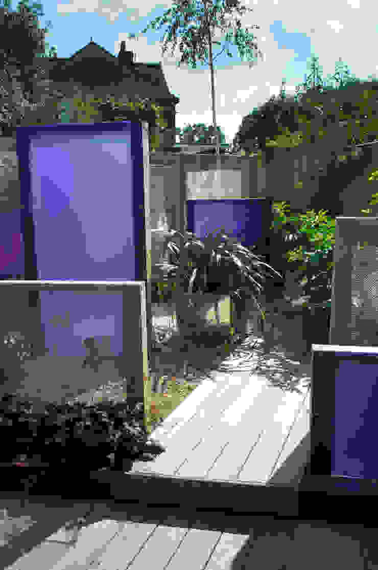 Party garden in Sevenoaks, Kent Giardino moderno di Earth Designs Moderno