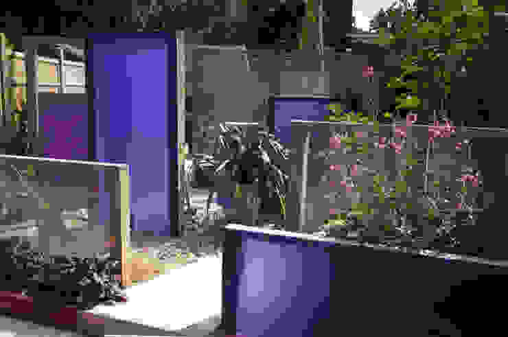 Party garden in Sevenoaks, Kent Giardino moderno di Earth Designs Moderno