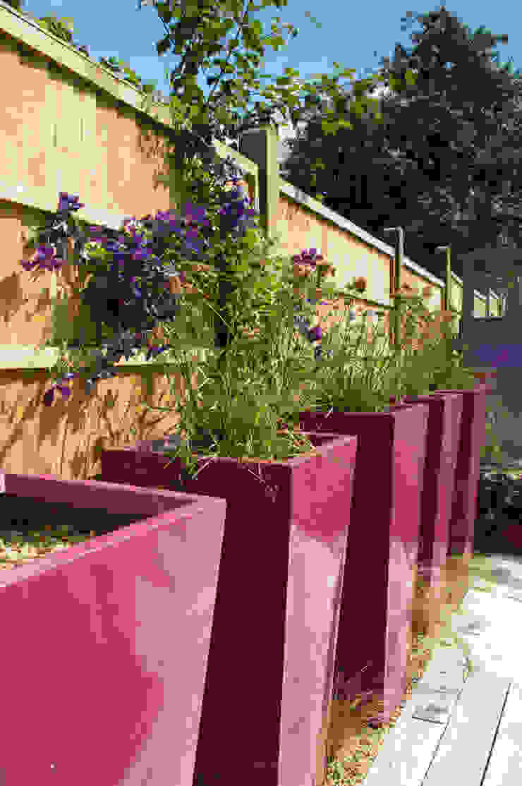 Party garden in Sevenoaks, Kent Giardino moderno di Earth Designs Moderno