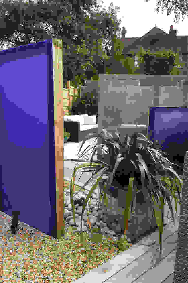 Party garden in Sevenoaks, Kent Giardino moderno di Earth Designs Moderno