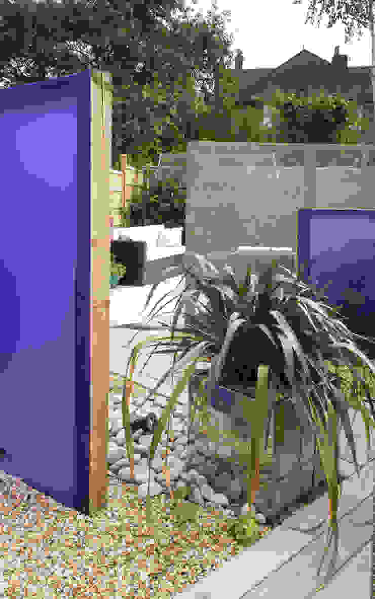 Party garden in Sevenoaks, Kent Giardino moderno di Earth Designs Moderno