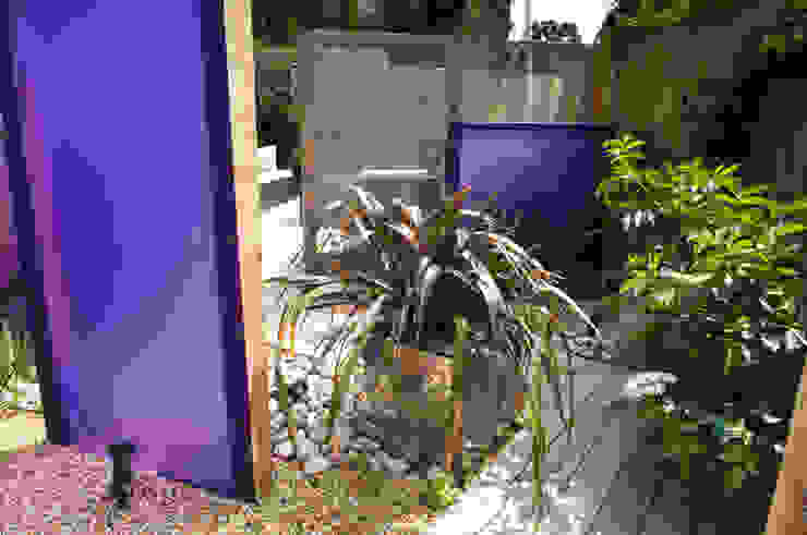 Party garden in Sevenoaks, Kent Giardino moderno di Earth Designs Moderno