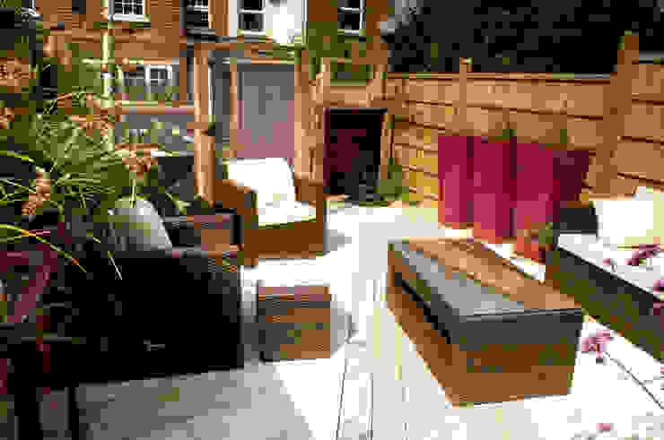 Party garden in Sevenoaks, Kent Giardino moderno di Earth Designs Moderno