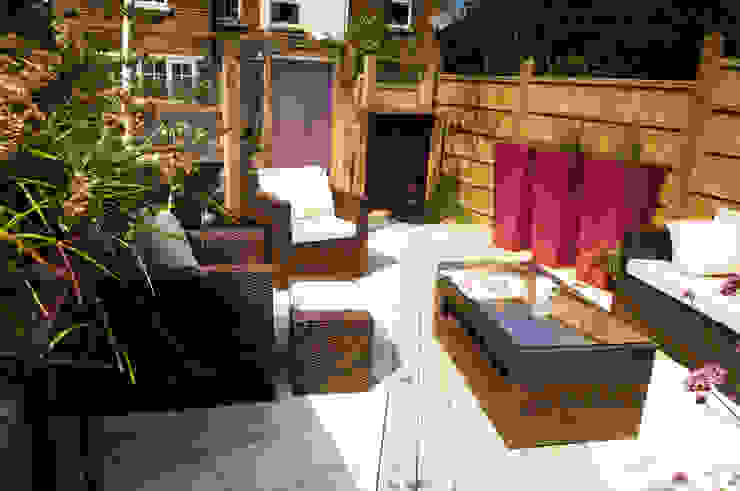 Party garden in Sevenoaks, Kent Giardino moderno di Earth Designs Moderno
