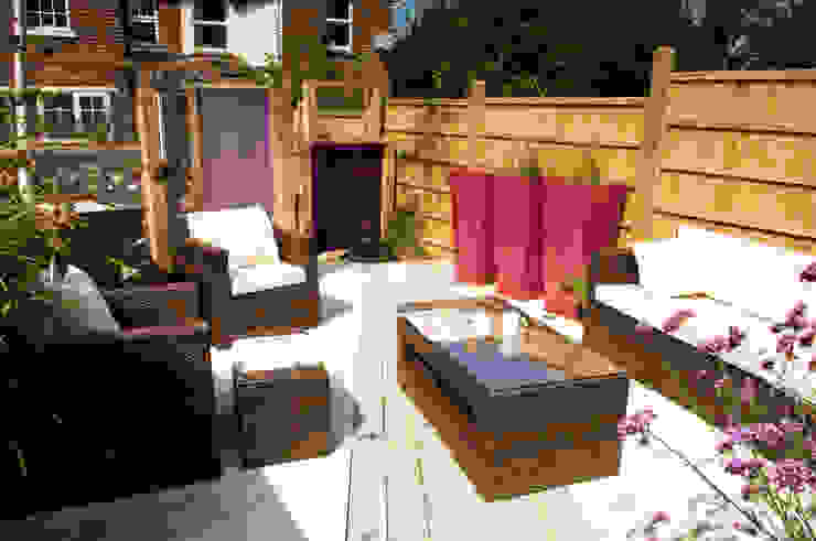 Party garden in Sevenoaks, Kent Giardino moderno di Earth Designs Moderno