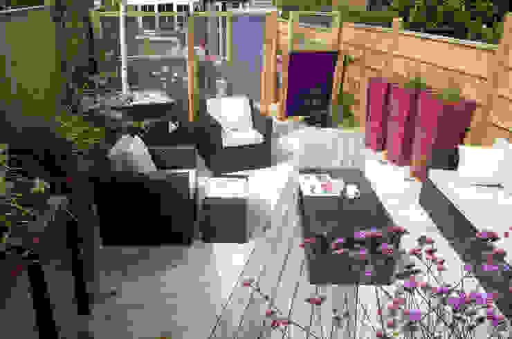 Party garden in Sevenoaks, Kent Giardino moderno di Earth Designs Moderno