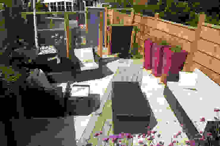 Party garden in Sevenoaks, Kent Giardino moderno di Earth Designs Moderno