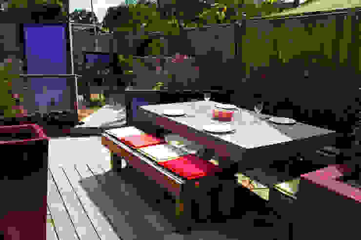 Party garden in Sevenoaks, Kent Giardino moderno di Earth Designs Moderno