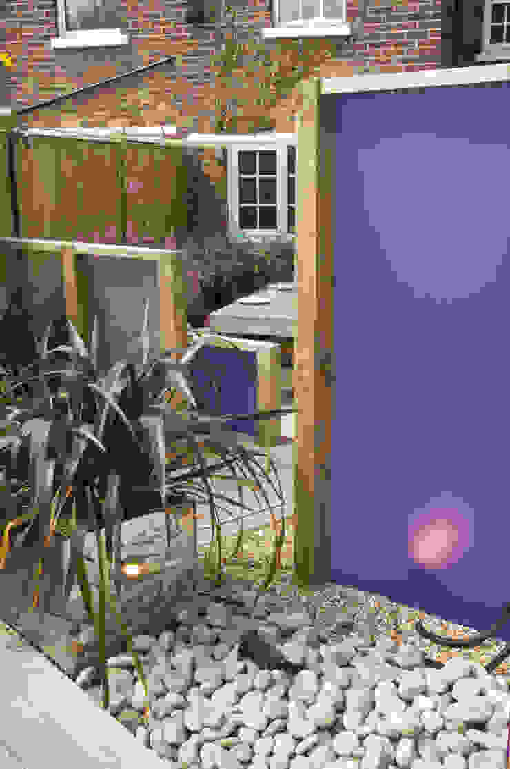 Party garden in Sevenoaks, Kent Giardino moderno di Earth Designs Moderno