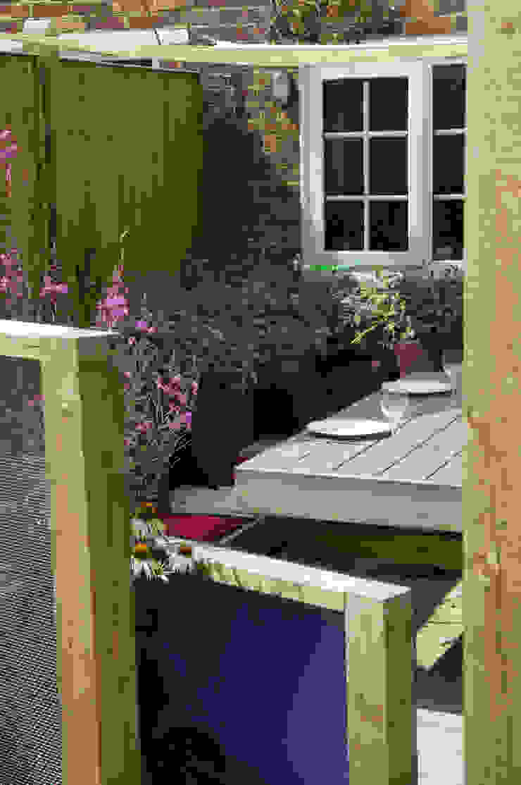 Party garden in Sevenoaks, Kent Giardino moderno di Earth Designs Moderno