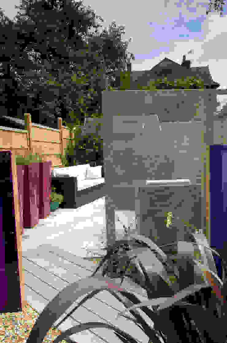 Party garden in Sevenoaks, Kent Giardino moderno di Earth Designs Moderno