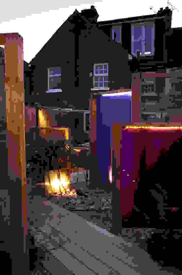 Party garden in Sevenoaks, Kent Giardino moderno di Earth Designs Moderno